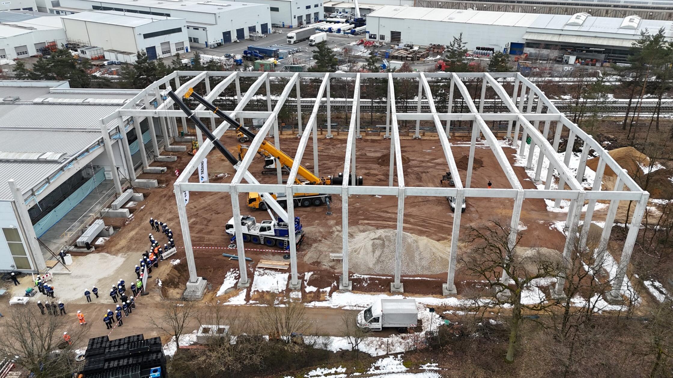 -Sensationelles-Bekenntnis-Kranhersteller-Tadano-feiert-Richtfest-f-r-neue-Logistikhalle