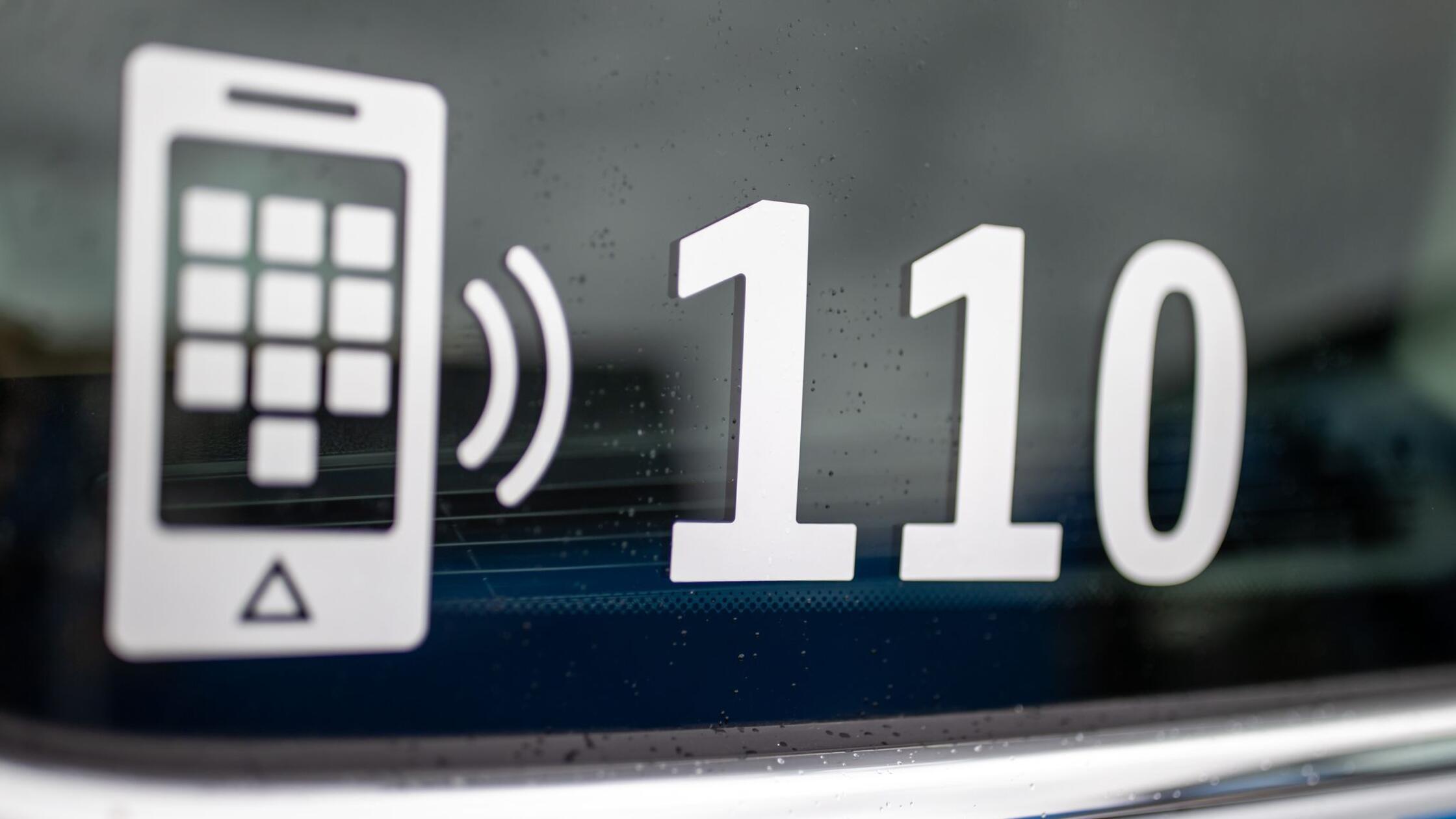 Der Nummer des Polizeinotrufs 110 steht auf der Sc