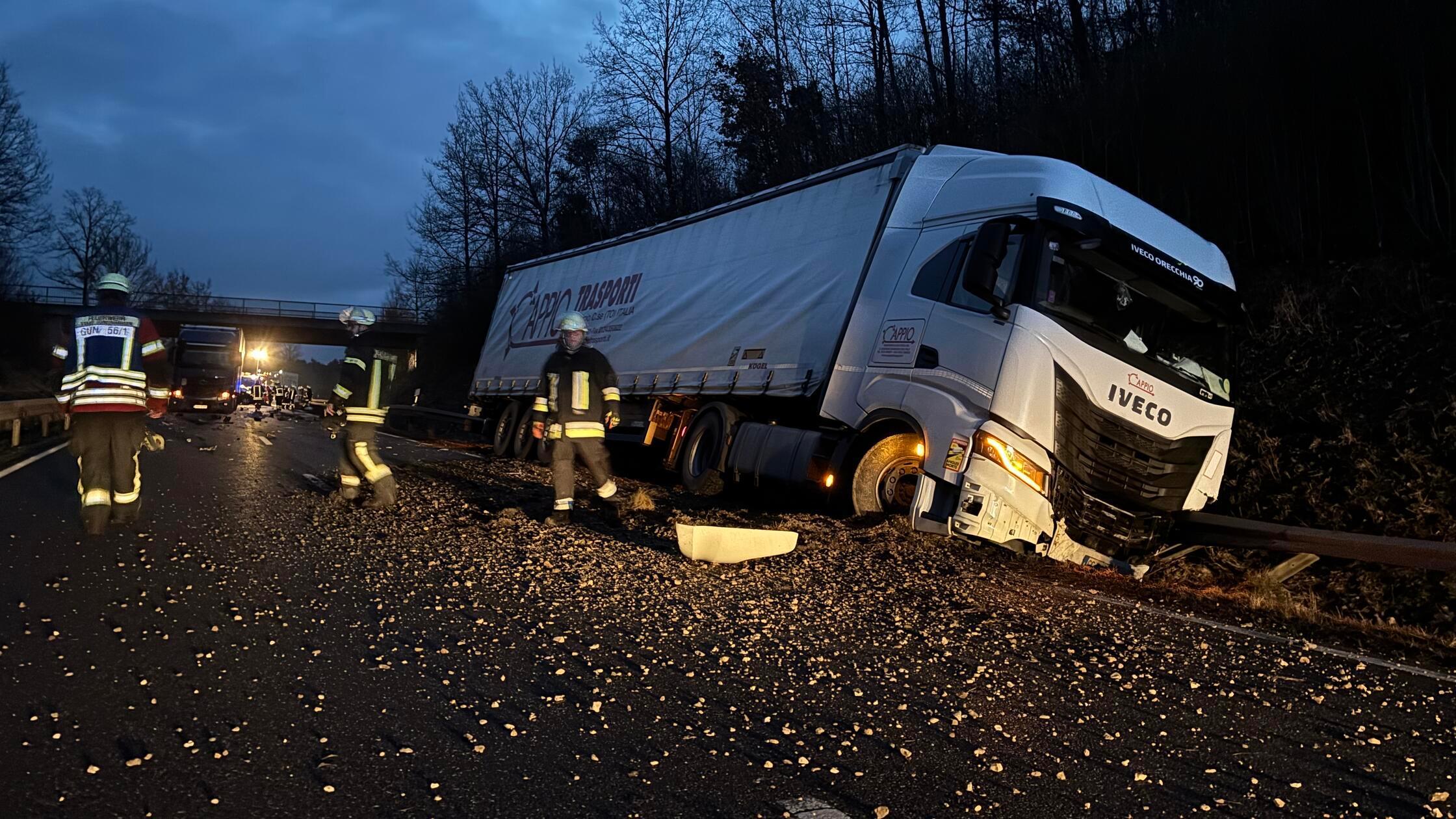B-466-Richtung-Gnotzheim-nach-schwerem-Unfall-gesperrt-Lkw-h-ngt-in-Stra-engraben