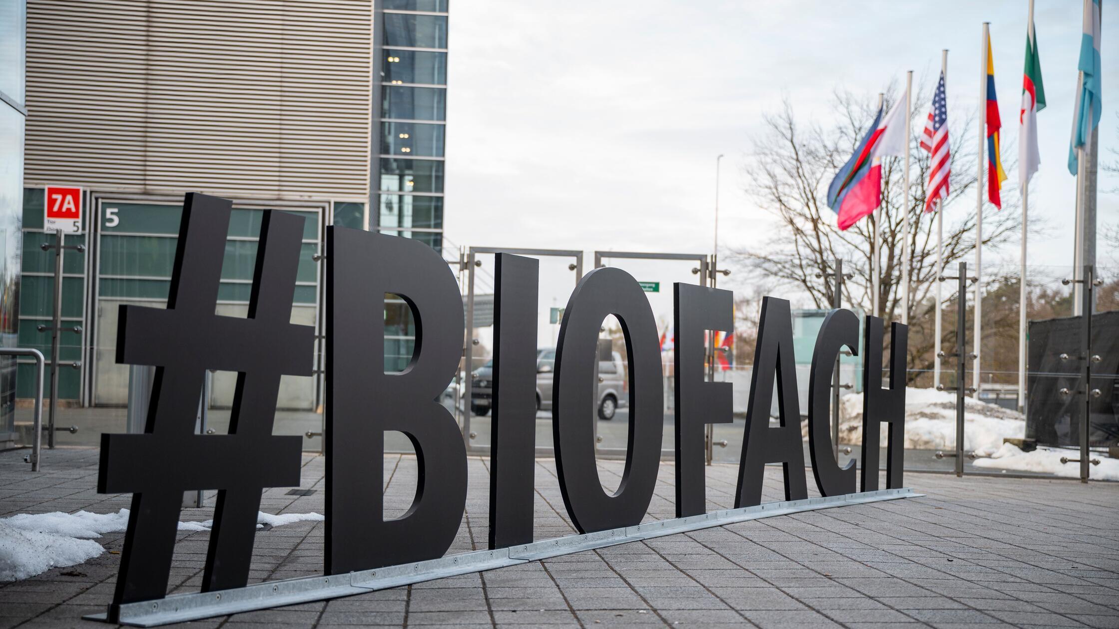 Der Schriftzug #Biofach ist am Eingang zur Messe z