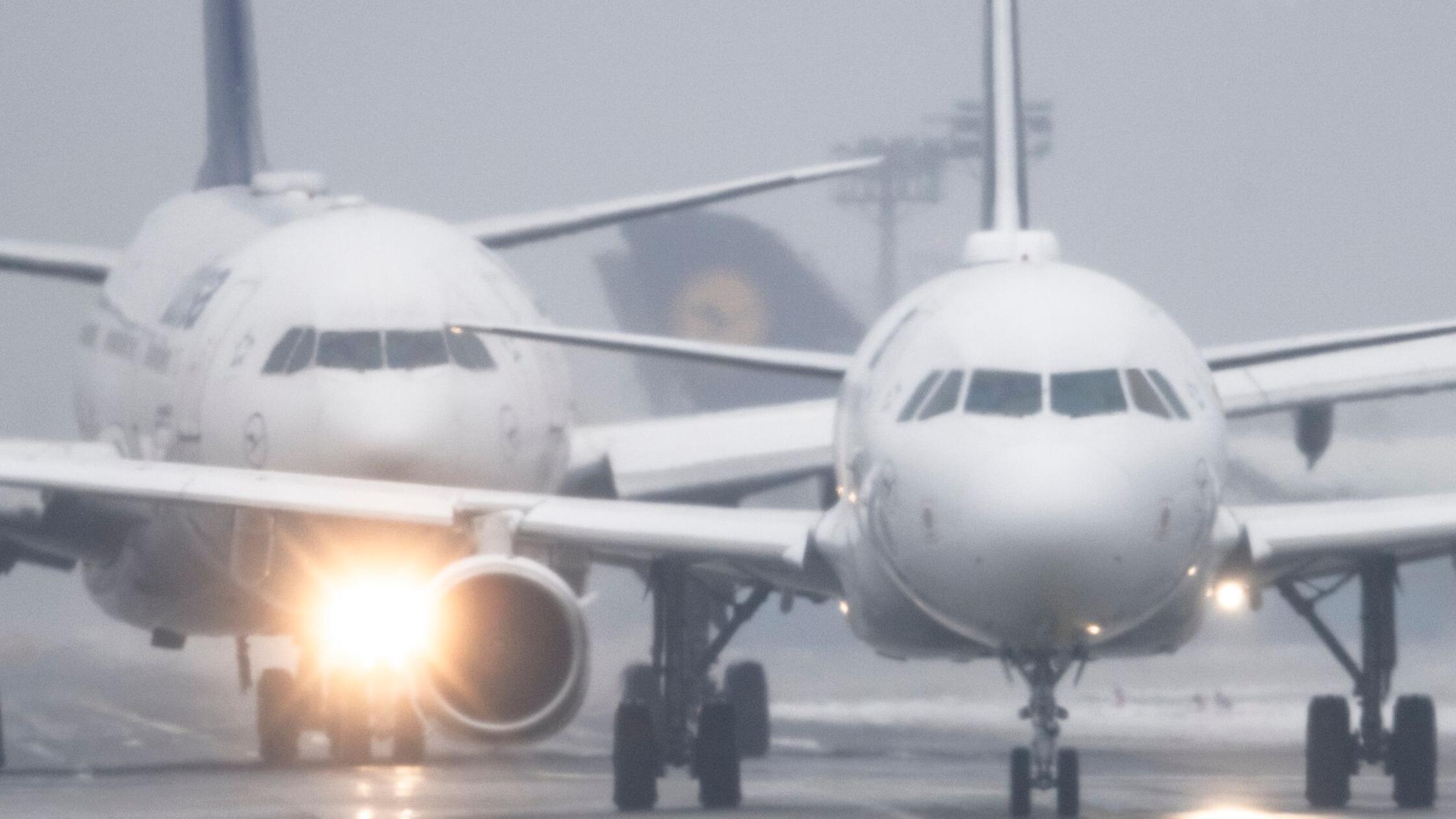 Passagiermaschinen warten bei Sprühregen und Schne