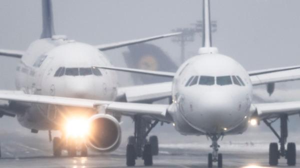 Passagiermaschinen warten bei Sprühregen und Schne