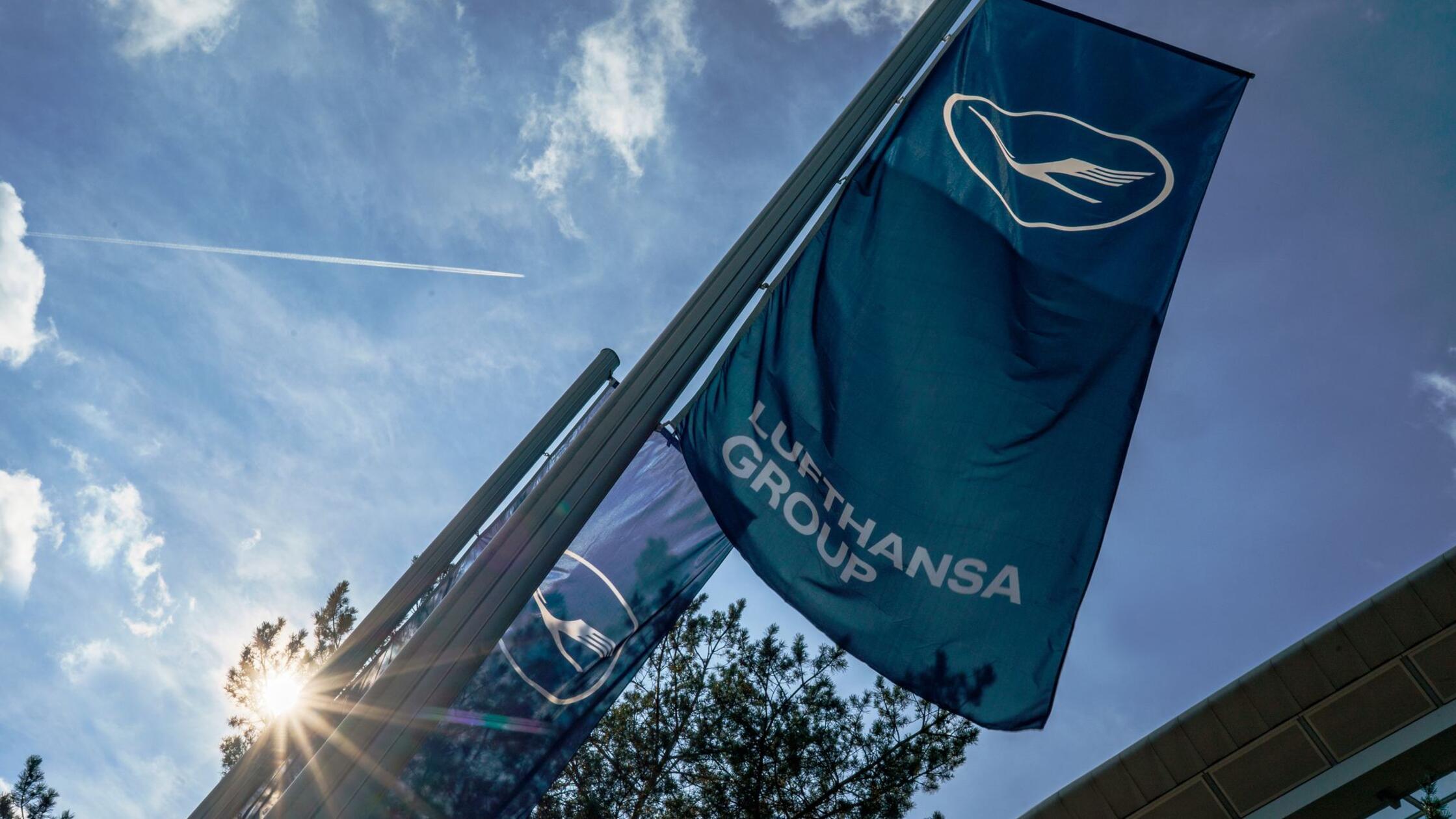 Flagge der Lufthansa Group stehen vor einem Gebäud