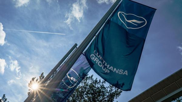 Flagge der Lufthansa Group stehen vor einem Gebäud