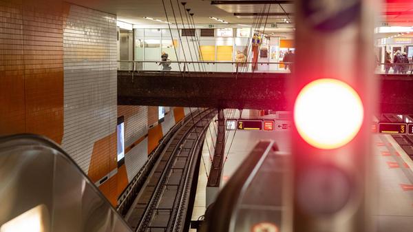 Ein eher ungewohntes Bild zeichnet sich am Mittwoch in Nürnbergs U-Bahnhöfen: Die Gleise bleiben auch dort leer.