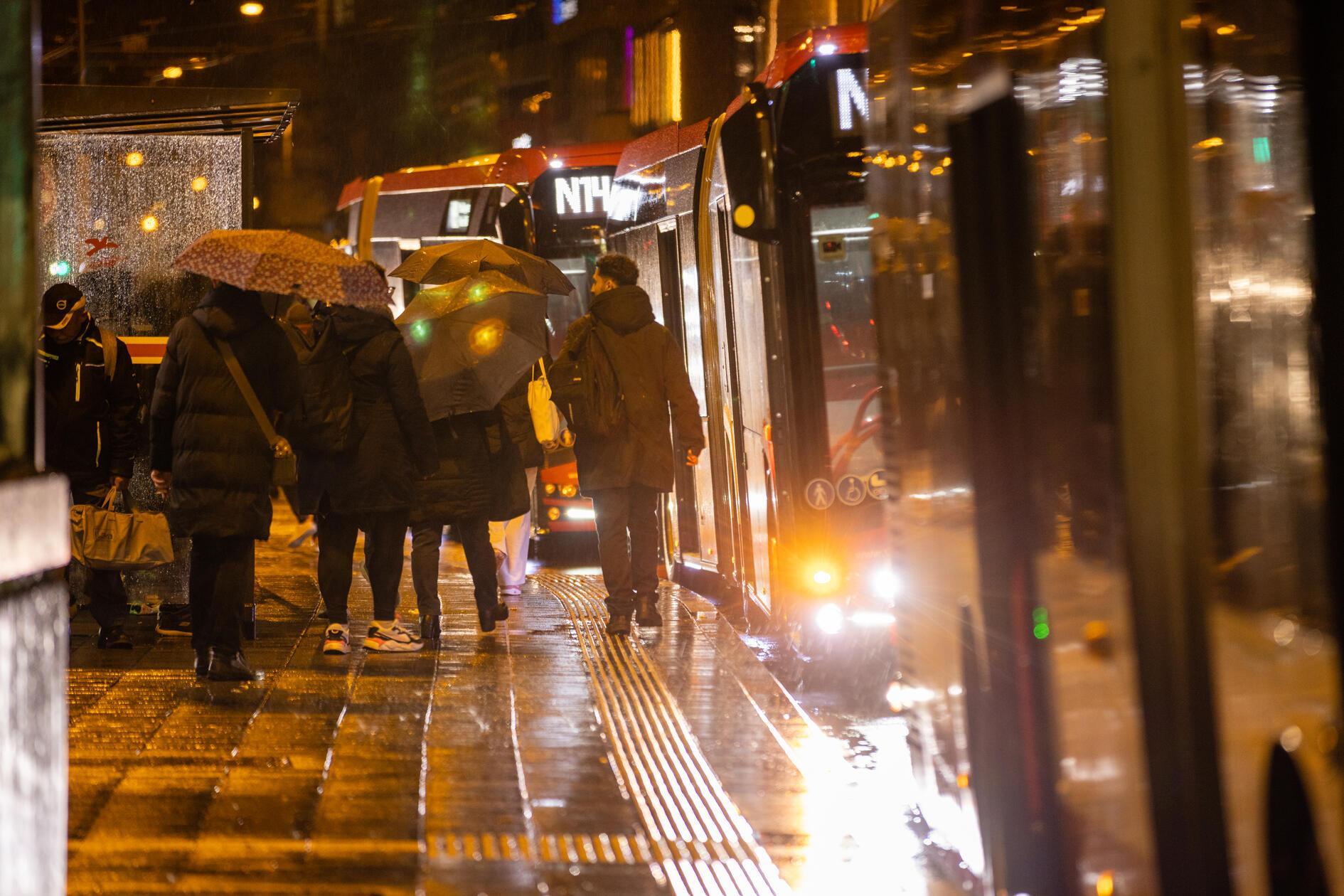 Damit Menschen in Nürnberg dennoch die Möglichkeit haben, von A nach B zu gelangen, gibt es ein eingeschränktes Angebot an Busfahrten.