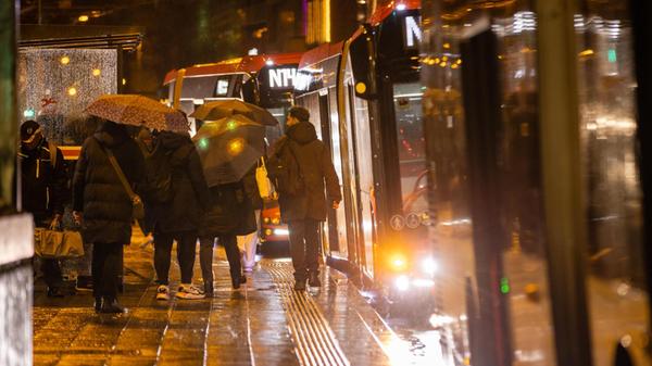 Damit Menschen in Nürnberg dennoch die Möglichkeit haben, von A nach B zu gelangen, gibt es ein eingeschränktes Angebot an Busfahrten.