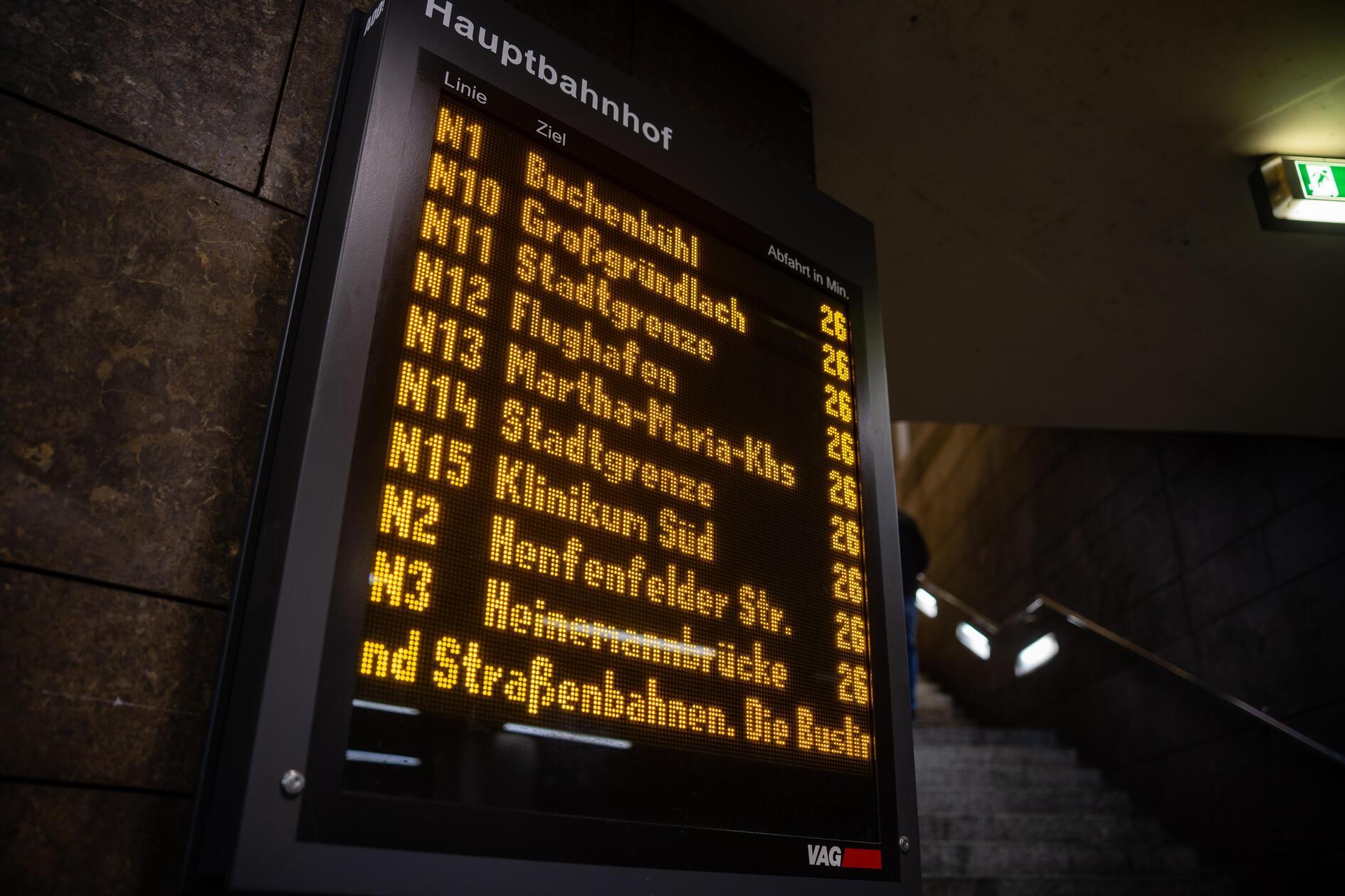 Laut VAG fahren die Busse auf Basis des NightLiner-Netzes. Anzeigetafeln informieren über die Abfahrtszeiten.