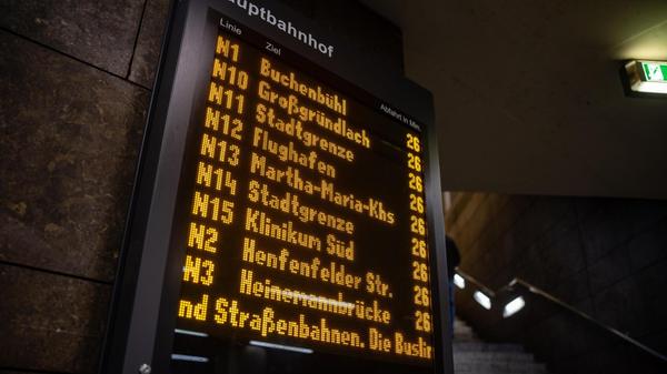 Laut VAG fahren die Busse auf Basis des NightLiner-Netzes. Anzeigetafeln informieren über die Abfahrtszeiten.