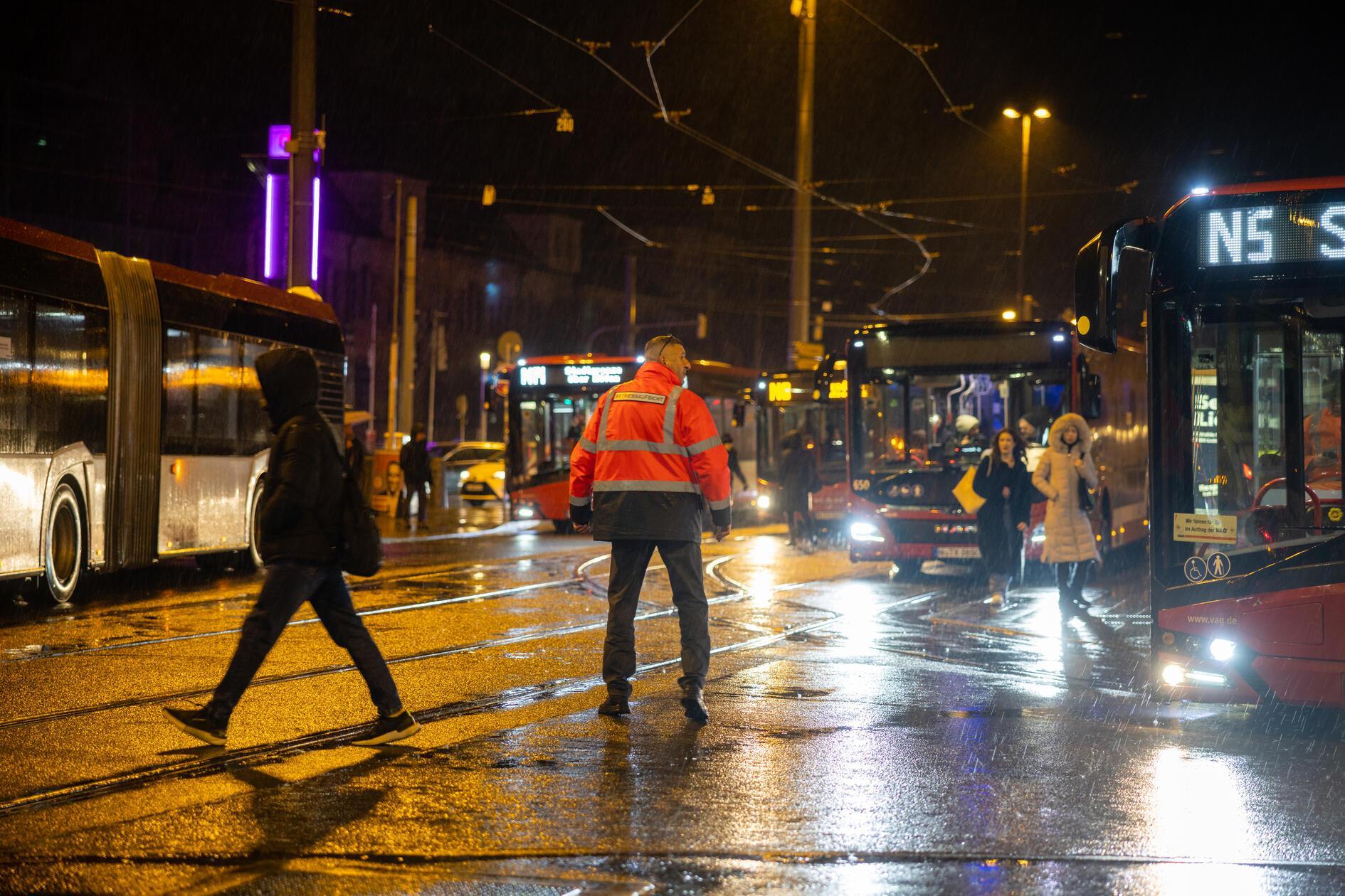 Die 16 Linien, die bedinet werden können, fahren sternförmig vom Nürnberger Hauptbahnhof aus in alle Richtungen weg. So ist vor dem Hauptbahnhof auch heute Betrieb.