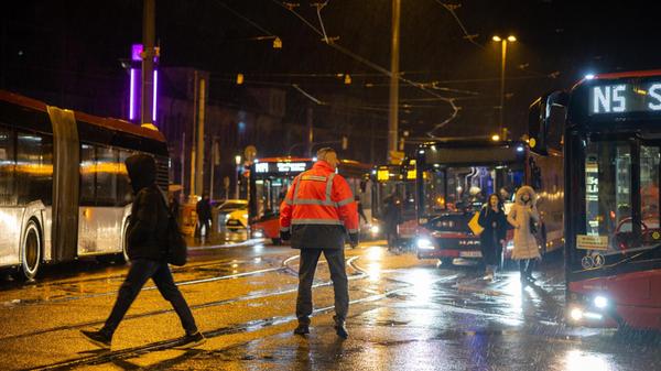 Die 16 Linien, die bedinet werden können, fahren sternförmig vom Nürnberger Hauptbahnhof aus in alle Richtungen weg. So ist vor dem Hauptbahnhof auch heute Betrieb.