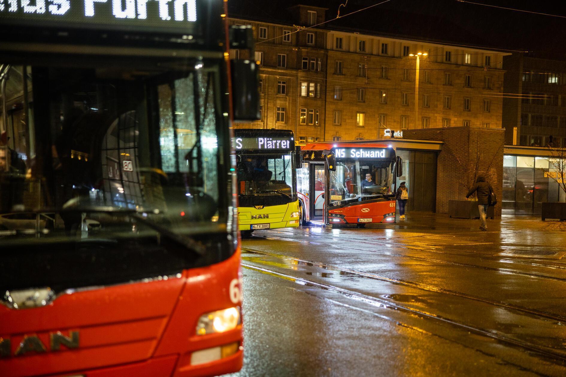 Bis zirka 20.30 Uhr sollen die Linien jeweils zur halben und zur vollen Stunde am Hauptbahnhof abfahren.