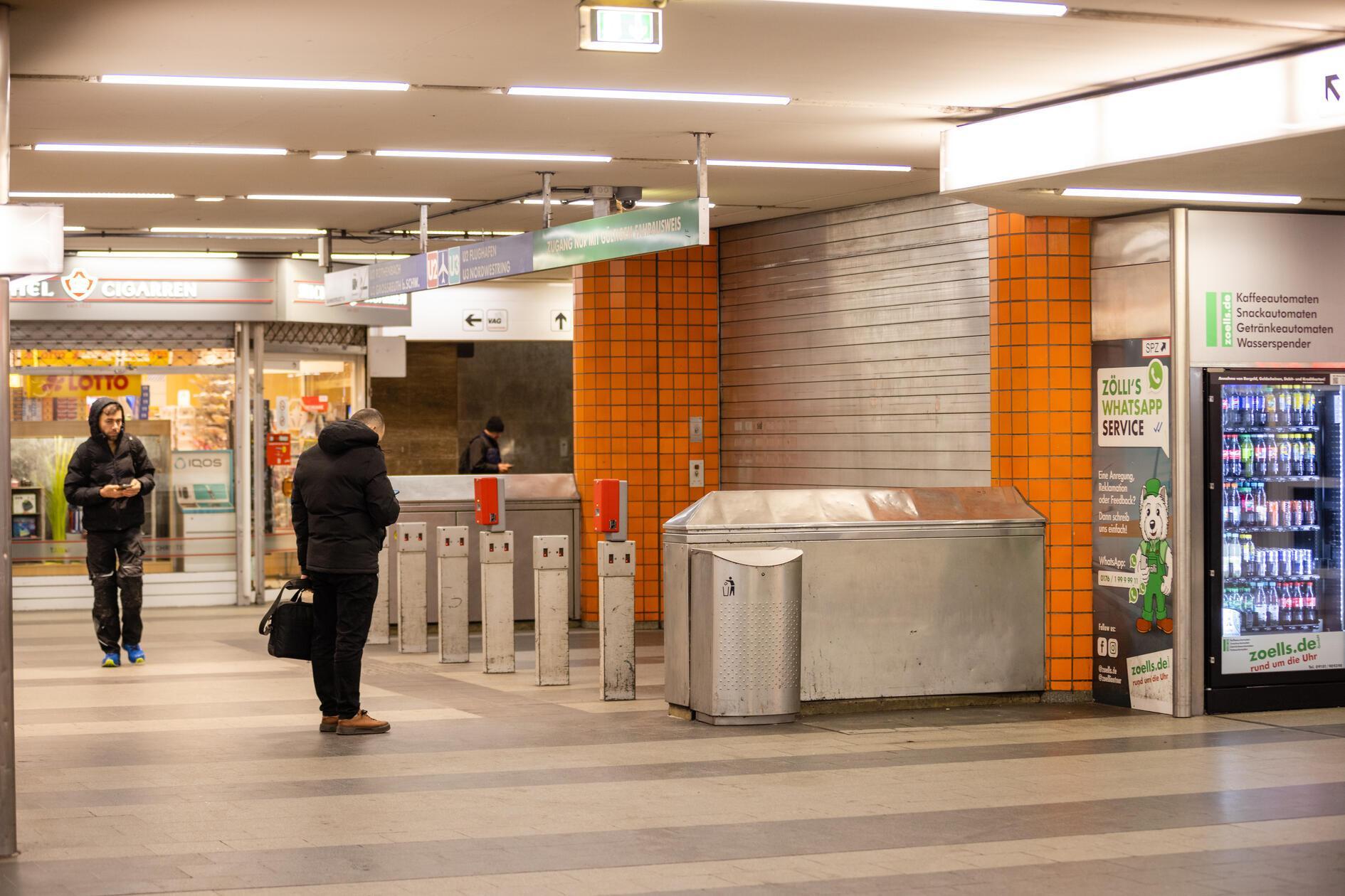 Zwar gibt es für Nürnbergs Nachbarstadt Fürth keinen Aufruf zum Warnstreik, betroffen ist die Kleeblattstadt dennoch. Denn: Die U1 entfällt. Das bedeutet, Fürth ist nicht über die U-Bahn an Nürnberg angebunden. Pendlerinnen und Pendler stehen vor verschlossenen Toren, wie auf dem Foto zu sehen.