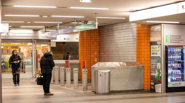 Zwar gibt es für Nürnbergs Nachbarstadt Fürth keinen Aufruf zum Warnstreik, betroffen ist die Kleeblattstadt dennoch. Denn: Die U1 entfällt. Das bedeutet, Fürth ist nicht über die U-Bahn an Nürnberg angebunden. Pendlerinnen und Pendler stehen vor verschlossenen Toren, wie auf dem Foto zu sehen.