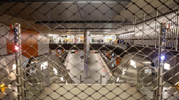 Ab Donnerstag, 12. Februar, soll der Verkehr dann wieder wie gewohnt fließen. Bis dahin versperren Gitter-Tore noch den Zugang zu U-Bahn-Steigen.