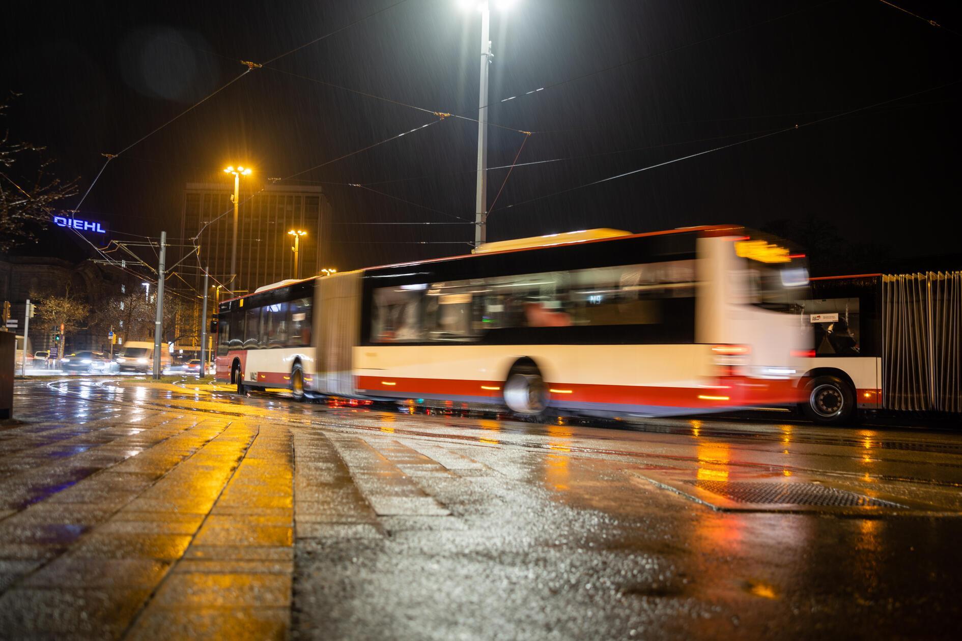 Der Nightliner fährt, nach Normalplan sind zudem die Linien 82 und 83 unterwegs.