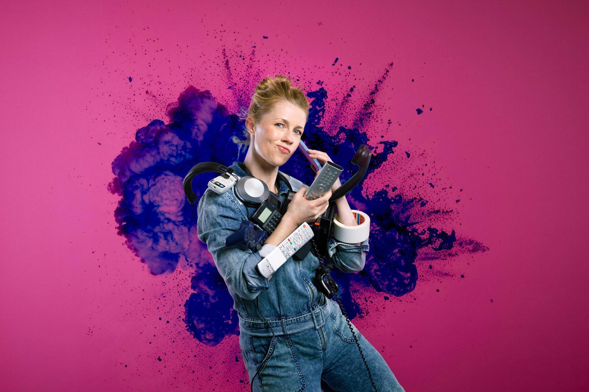 „Marie fängt Feuer“-Hauptdarstellerin Christine Eixenberger steht im Neunkirchener Zehntspeicher auf dem Podium. Am Freitag stellt die gelernte Grundschullehrerin ihr fünftes Bühnenprogramm „Volle Kontrolle“ vor. Darin setzt sie sich scharfzüngig mit der Tatsache auseinander, nicht mehr solo zu sein. Beginn: 19.30 Uhr.