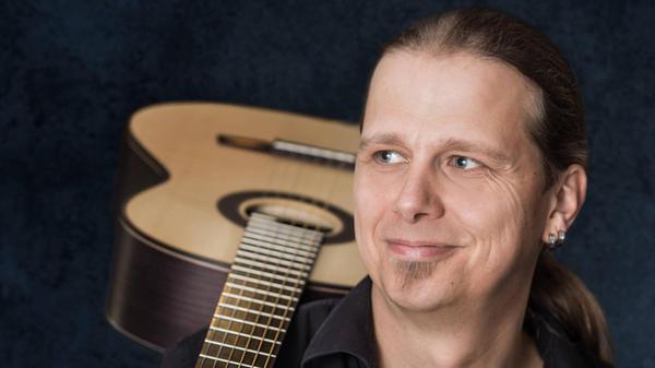 Stefan Eichner ist "Der entspannte Franke". Am Freitag tritt der Künstler, der auch unter dem Namen "Das Eich" performt, in der Fortuna Kulturfabrik Höchstadt auf. Ab 20 Uhr stellt der Musiker sein Reinhard Mey Programm vor.