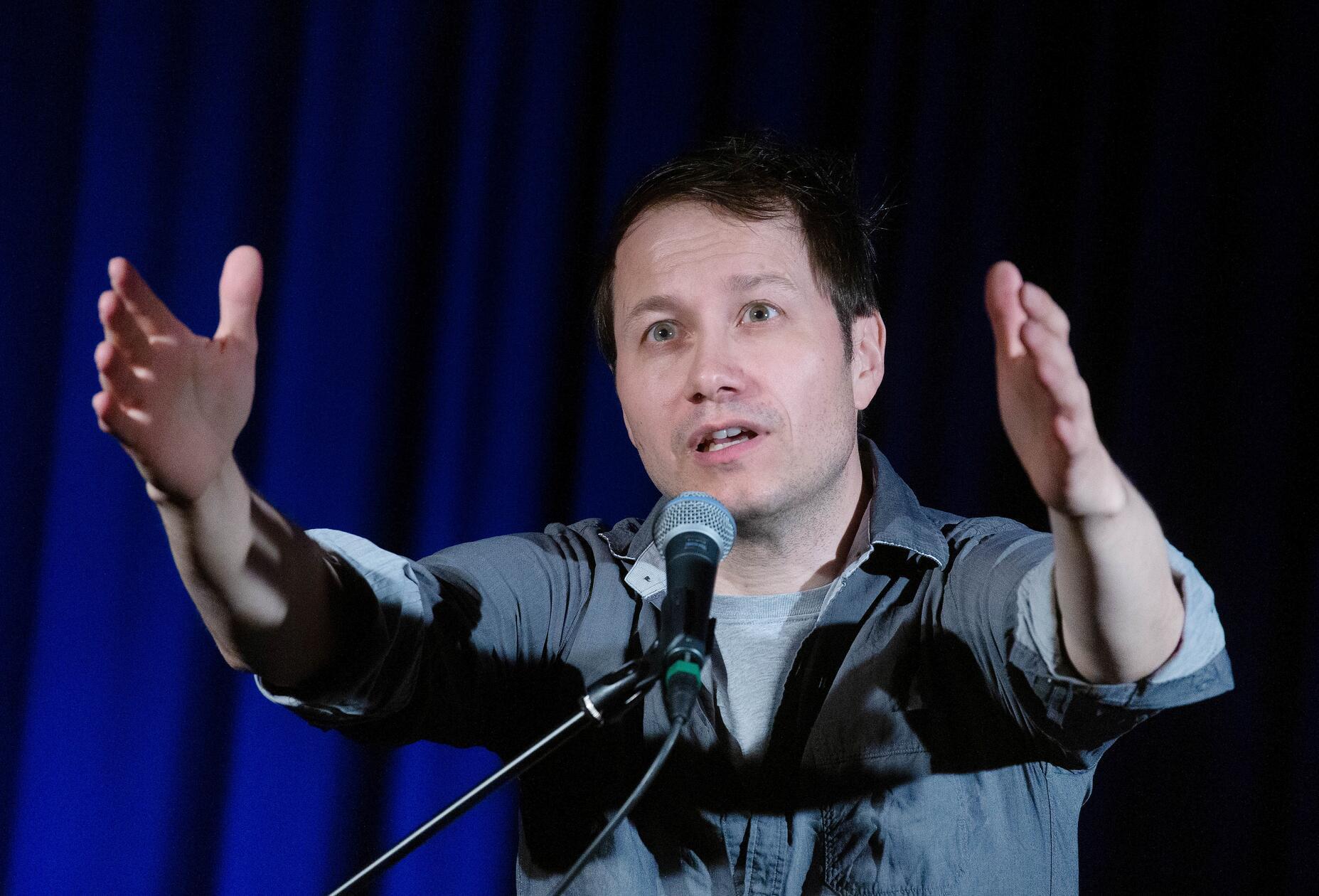 Ebenfalls am Freitag zeigt sich Marco Tschirpke im Dehnberger Hoftheater Lauf. Unter dem Titel „Empirisch belegte Brötchen“ präsentiert der Gewinner des Deutschen Kleinkunstpreises Gedichte und Lieder. Start: 19.30 Uhr.