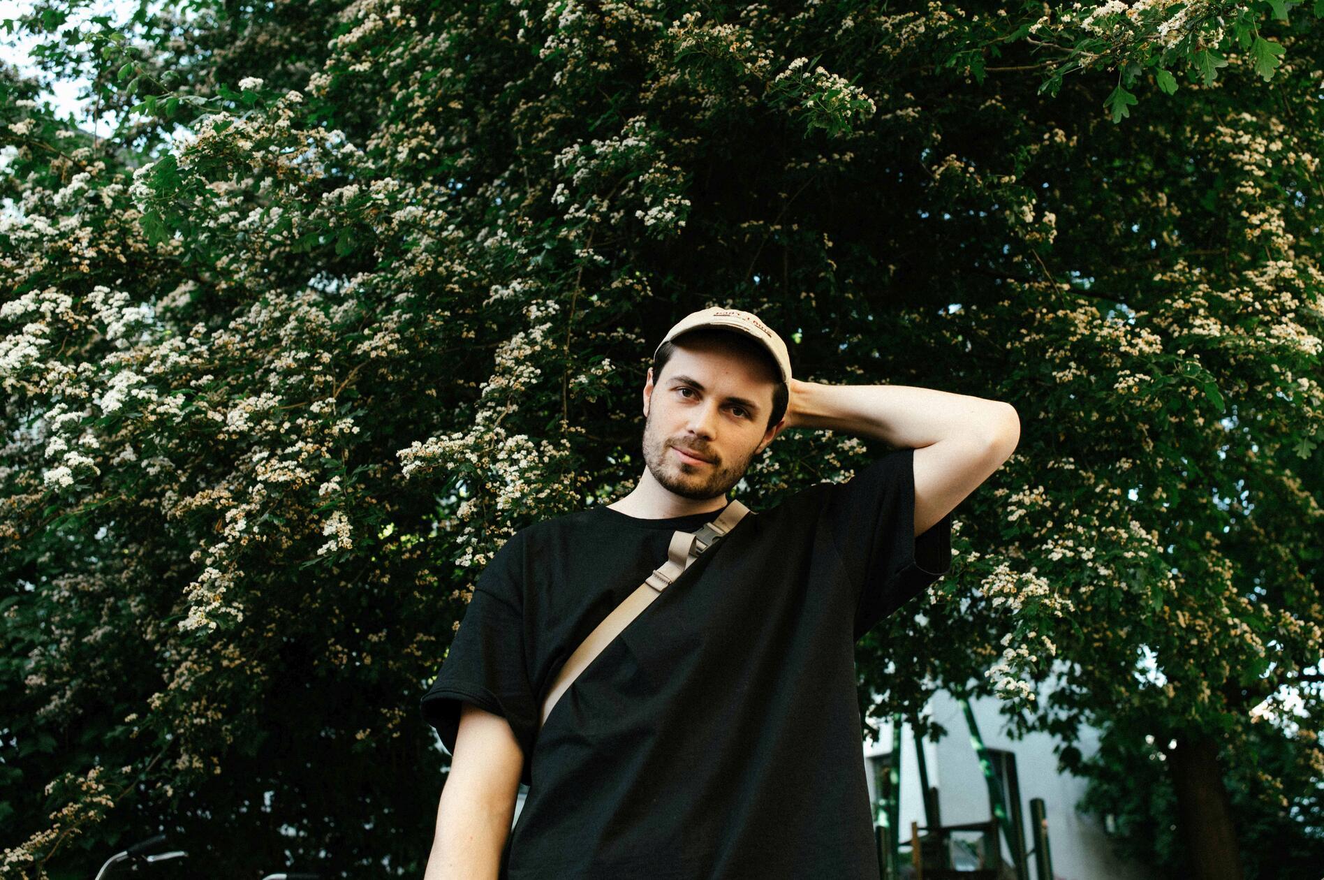 Die Kompositionen des in Berlin lebenden Hamburgers Marius Nitzbon sind eine Mischung aus Neo-Klassik, Ambient und reduzierter Elektronik. Eine erste EP hat der Pianist, der Mitglied mehrerer Bands ist, 2018 veröffentlicht. Mittlerweile hat Marius Nitzbon neben zahlreichen Maxis auch drei Alben auf der Habenseite stehen. Am Freitag stellt der Künstler seine Lieder im Roten Salon im Z-Bau vor. Im Rahmen der zehn Städte umfassenden Tour wird der Pianist erstmals zu den Songs singen. Beginn: 20 Uhr.