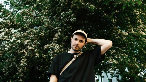 Die Kompositionen des in Berlin lebenden Hamburgers Marius Nitzbon sind eine Mischung aus Neo-Klassik, Ambient und reduzierter Elektronik. Eine erste EP hat der Pianist, der Mitglied mehrerer Bands ist, 2018 veröffentlicht. Mittlerweile hat Marius Nitzbon neben zahlreichen Maxis auch drei Alben auf der Habenseite stehen. Am Freitag stellt der Künstler seine Lieder im Roten Salon im Z-Bau vor. Im Rahmen der zehn Städte umfassenden Tour wird der Pianist erstmals zu den Songs singen. Beginn: 20 Uhr.