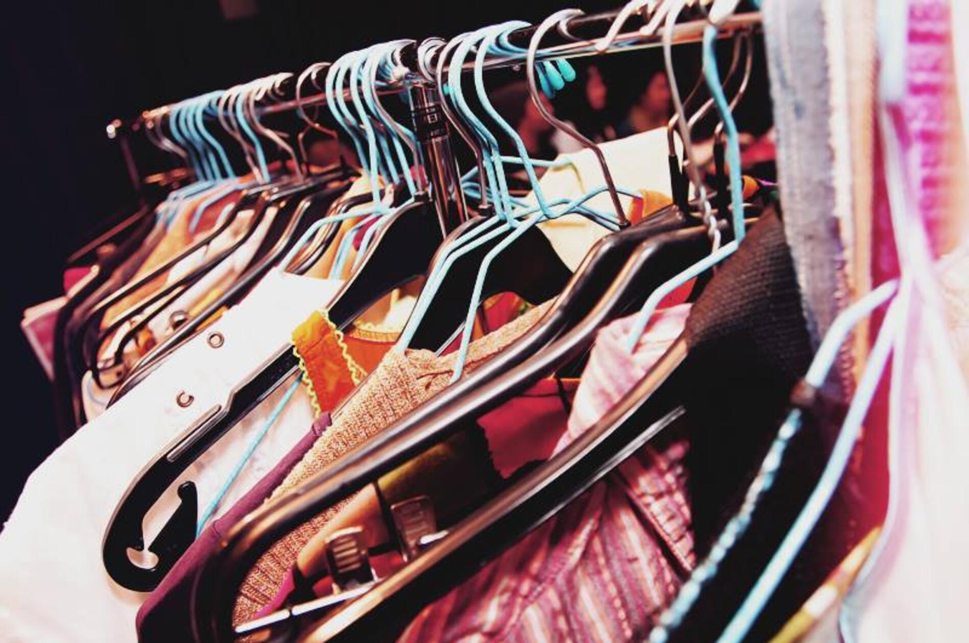 Der Nightmarket im Parks schreibt weiter an seiner Erfolgsgeschichte. Der Abendflohmarkt geht am Freitag in Runde 98. Das heißt, dass die Veranstaltung, auf der mit Lieblingsstücken fürs Zuhause, Accessoires, Schmuck, Kleidung und Schuhen gehandelt wird, in Kürze ein rundes Jubiläum feiert. Die am Wochenende anstehende Ausgabe beginnt um 18 Uhr. Wie immer gibt's zum Stöbern Thai Streetfood und Sounds eines DJs.