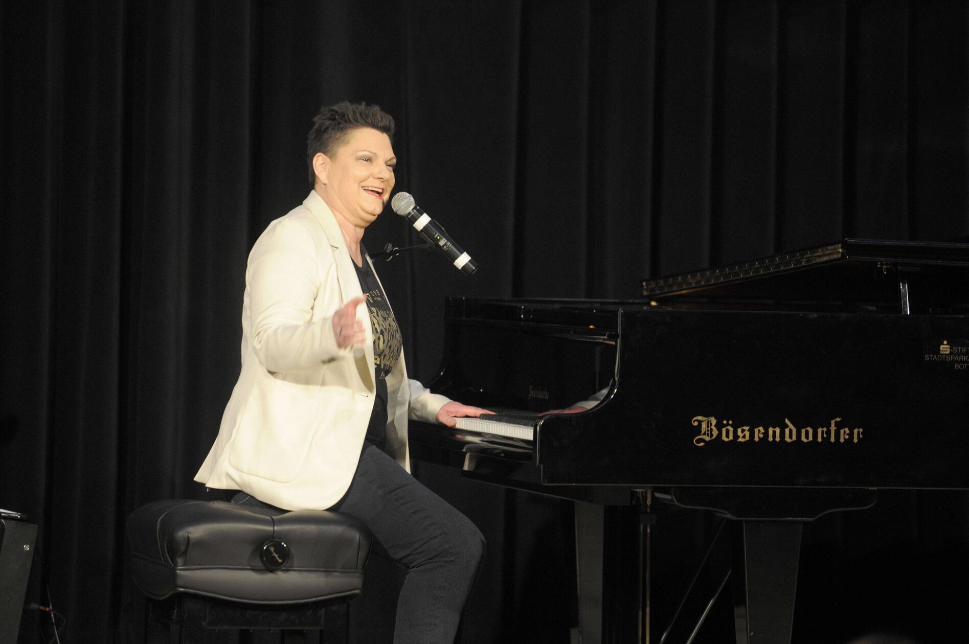 Vanessa Maurischat performt am Freitag im Nürnberger Burgtheater. Ab 20 Uhr sucht die Braunschweiger Humoristin nach Antworten auf brennende Fragen in schwierigen Zeiten. Die Show mit Herz und Hirn trägt den Titel „Zündstoff“.