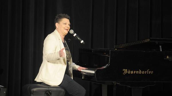 Vanessa Maurischat performt am Freitag im Nürnberger Burgtheater. Ab 20 Uhr sucht die Braunschweiger Humoristin nach Antworten auf brennende Fragen in schwierigen Zeiten. Die Show mit Herz und Hirn trägt den Titel „Zündstoff“.