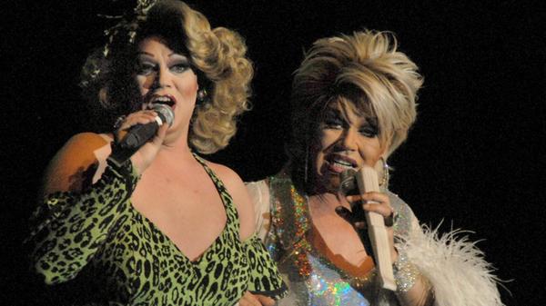 Die Stadthalle Fürth beherbergt am Freitag eine glanzvolle Travestie Show. Ab 20 Uhr zeigen sich Drag-Künstler auf der Bühne und bringen damit jede Menge Glamour in die Kleeblattstadt.