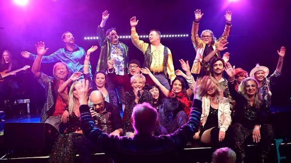 Am Freitag und Samstag geht die von Ute und Uwe Weiherer in den 1990er Jahren gegründete "Dullnraamer Sidzung", die heuer unter dem Motto „So ein Zirkus“ steht, in in die Verlängerung. Jeweils ab 19.30 Uhr servieren die „Dullis“ auch an diesem Wochenende ihre bitterbösen Sketche und Parodien. Wie üblich rundet die „Dullnraamer-Band“ die Abende im Zeichen des Frohsinns mit bekannten Songs ab.