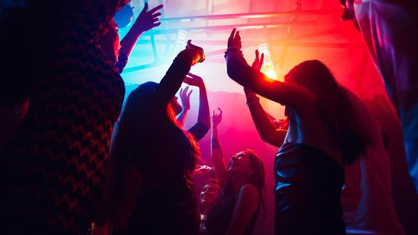 Goa, Psy und Hitech gibt's am Samstag im Z-Bau auf die Mütze. In der Galerie laufen Songs ab 170 BPM aufwärts. Nebenan im Roten Salon dominieren ruhigere Klänge zum Entspannen. Los geht das rauschende Fest um 22 Uhr.