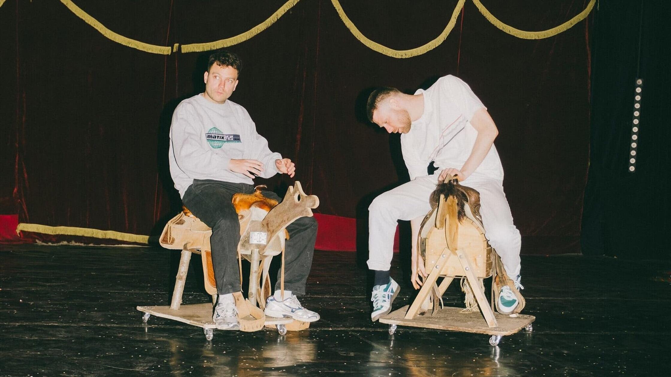 Das Duo Pavelo & Schnell vereint Neue Neue Deutsche Welle, Indie, Rave und Italo. Mit diesem Sound-Cocktail sind die beiden immer mehr am Durchstarten. Neben Gigs auf Festivals im ganzen Land gibt das Duett auch weiterhin kuschelige Club-Shows. So wie am Samstag im Club Stereo. Los geht die Veranstaltung um 19.45 Uhr. Danach steigt eine DJ-Party.