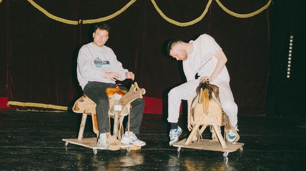 Das Duo Pavelo & Schnell vereint Neue Neue Deutsche Welle, Indie, Rave und Italo. Mit diesem Sound-Cocktail sind die beiden immer mehr am Durchstarten. Neben Gigs auf Festivals im ganzen Land gibt das Duett auch weiterhin kuschelige Club-Shows. So wie am Samstag im Club Stereo. Los geht die Veranstaltung um 19.45 Uhr. Danach steigt eine DJ-Party.