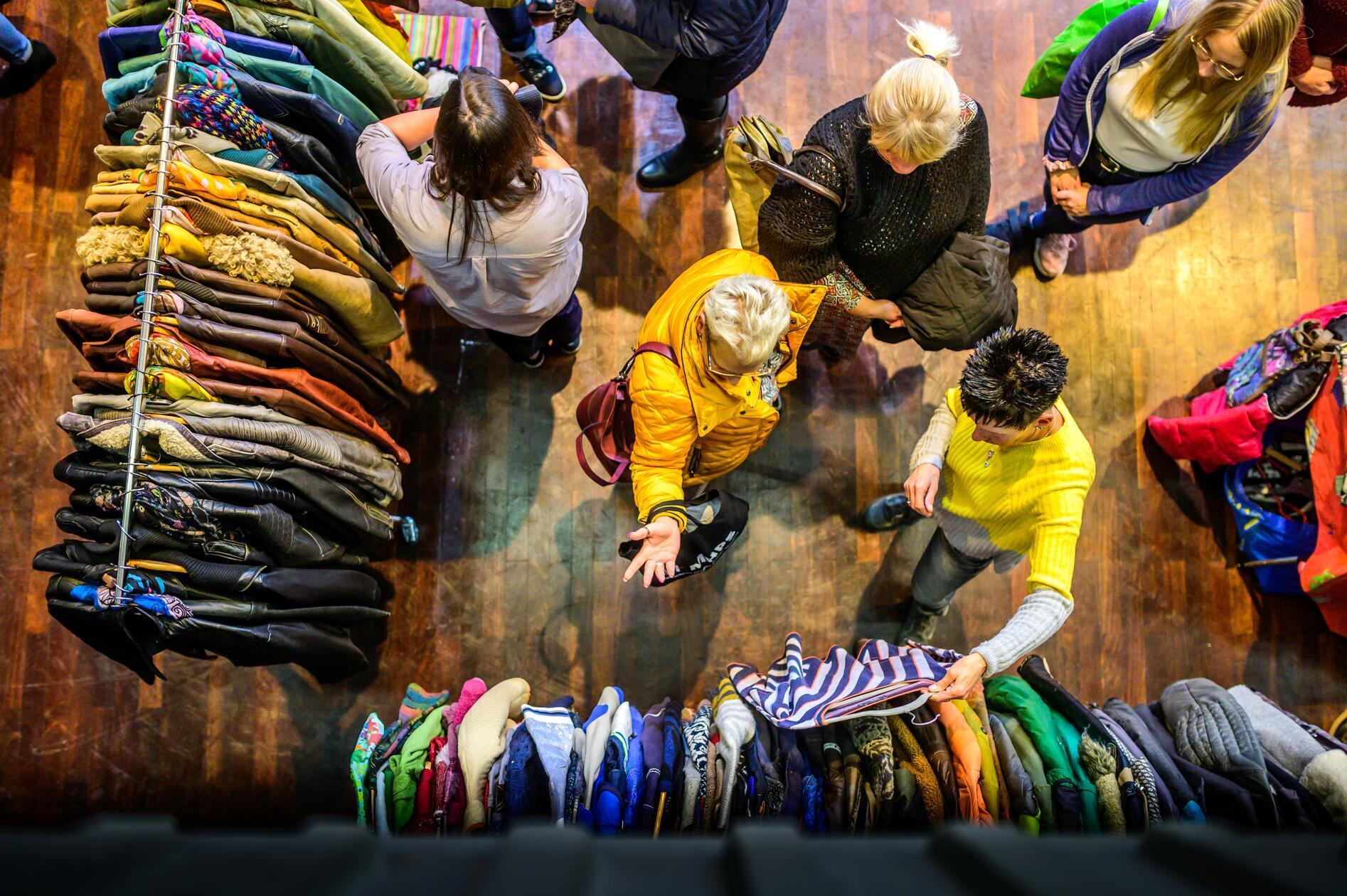 Einen nachhaltigen Frauenflohmarkt hat die Nürnberger Meistersingerhalle am Samstag zu bieten. Von 14 bis 18 Uhr verwandelt sich der kleine Saal in ein El Dorado für Shopping-Interessierte. Auf den Tischen finden sich unterschiedlichste Kleidungsstücke sowie Accessoires.