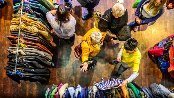 Einen nachhaltigen Frauenflohmarkt hat die Nürnberger Meistersingerhalle am Samstag zu bieten. Von 14 bis 18 Uhr verwandelt sich der kleine Saal in ein El Dorado für Shopping-Interessierte. Auf den Tischen finden sich unterschiedlichste Kleidungsstücke sowie Accessoires.