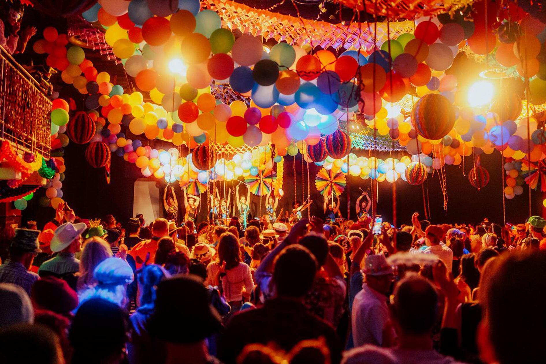 Fasching feiern wie in der Karibik geht am Samstagabend im Erlanger E-Werk. Auf drei Floors laufen Techno, Latino Sounds und Partyhits. Der Karibikfasching im ganzen Haus startet um 21 Uhr.