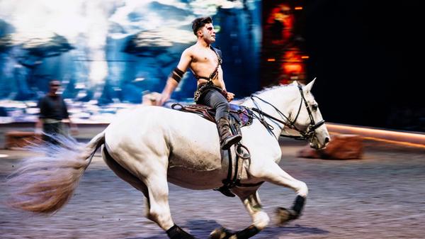 Sie ist das Erlebnis für Pferdefans: die Cavalluna Show. Am Samstag (14 & 19 Uhr) und Sonntag (13 & 17.30 Uhr) macht der Mix aus Reitkunst, Akrobatik und Tanz in der Nürnberger PSD Bank Arena Station. Das diesjährige Programm trägt den Titel „Tor zu Anderswelt“ und erzählt die Geschichte einer jungen Seherin, die sich auf eine abenteuerliche Reise begibt, nachdem sie von ihrem Volk verstoßen wurde.