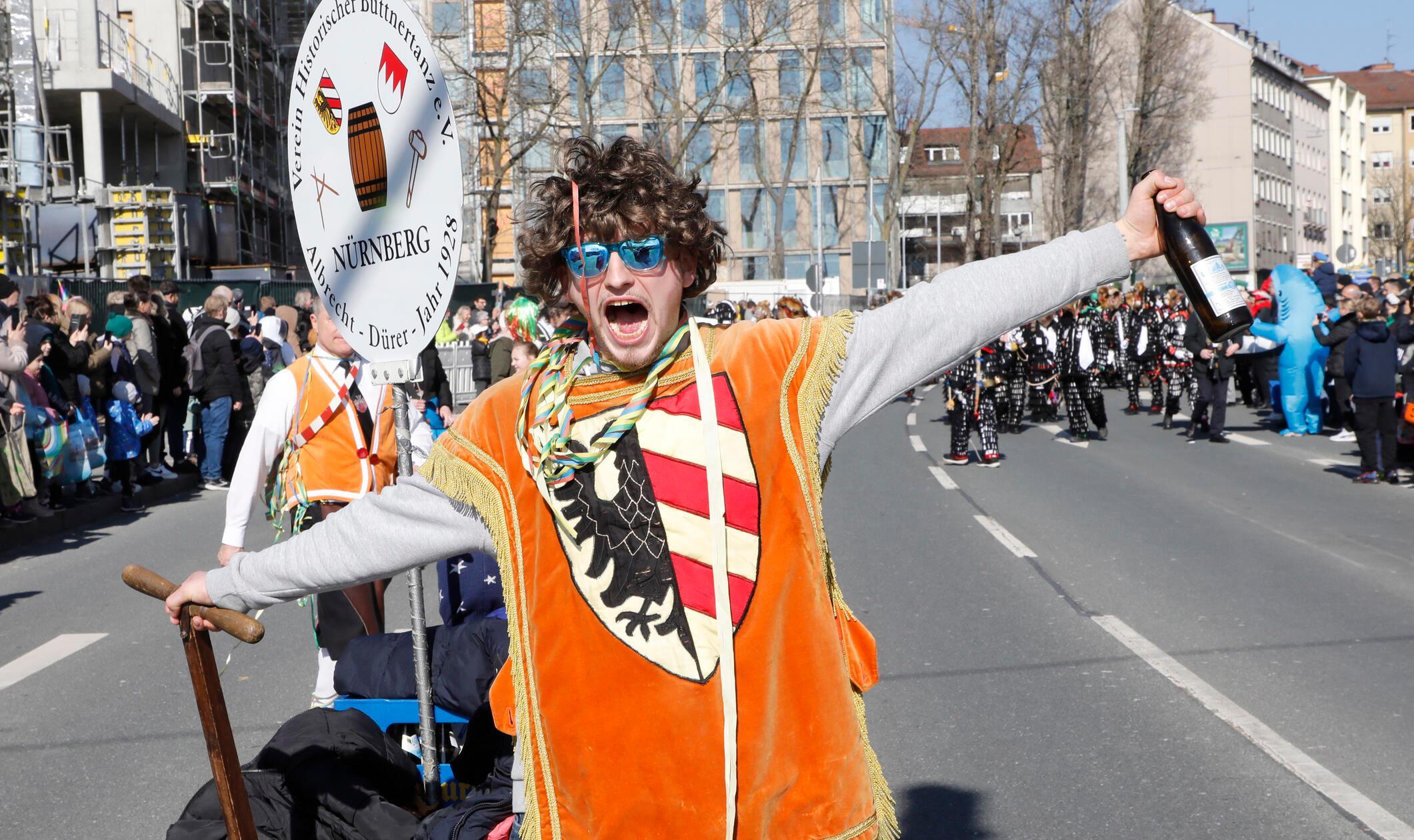Der Gaudiwurm mit der wohl größten Besuchendenzahl in ganz Franken ist der am Sonntag stattfindende Nürnberger Faschingszug. Ab 13 Uhr schallt es laute "Nämberch Ahaaaaaa"-Rufe von den dekorierten Wägen der beteiligten Karnevalsgesellschaften. Seinen Anfang nimmt der vor über 600 Jahren erstmals urkundlich erwähnte Umzug in der Bayreuther Straße. Über den Rathenauplatz, durch das Laufer Tor, am Hauptmarkt vorbei und entlang der Königstraße geht's zum Josephsplatz. Hier endet die Karawane des Frohsinns.