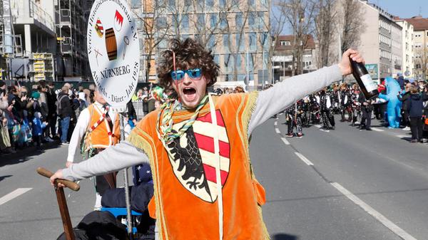 Der Gaudiwurm mit der wohl größten Besuchendenzahl in ganz Franken ist der am Sonntag stattfindende Nürnberger Faschingszug. Ab 13 Uhr schallt es laute "Nämberch Ahaaaaaa"-Rufe von den dekorierten Wägen der beteiligten Karnevalsgesellschaften. Seinen Anfang nimmt der vor über 600 Jahren erstmals urkundlich erwähnte Umzug in der Bayreuther Straße. Über den Rathenauplatz, durch das Laufer Tor, am Hauptmarkt vorbei und entlang der Königstraße geht's zum Josephsplatz. Hier endet die Karawane des Frohsinns.