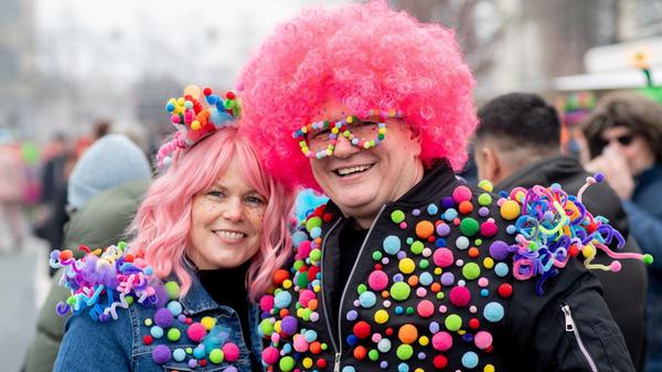 In Erlangen rufen die Brucker Gaßhenker zum fröhlichen Marsch durch die Hugenottenstadt. Der Startschuss ertönt am Sonntag um 14 Uhr. Los geht's am Brucker Marktplatz. Umzüge steigen zeitgleich auch in Forchheim, Ebermannstadt und Allersberg.