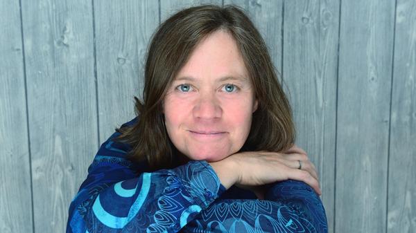 In ihrem siebten Nürnberg-Krimi "Schandmantel" wird aus einem Spiel in einem historischen Escaperoom in einem Turm der Nürnberger Stadtmauer bitterer Ernst. Am Sonntag um 19 Uhr liest die Autorin im Gutmann aus ihrem spannenden Werk. Flankiert wird der Vortrag mit einem Dinner.