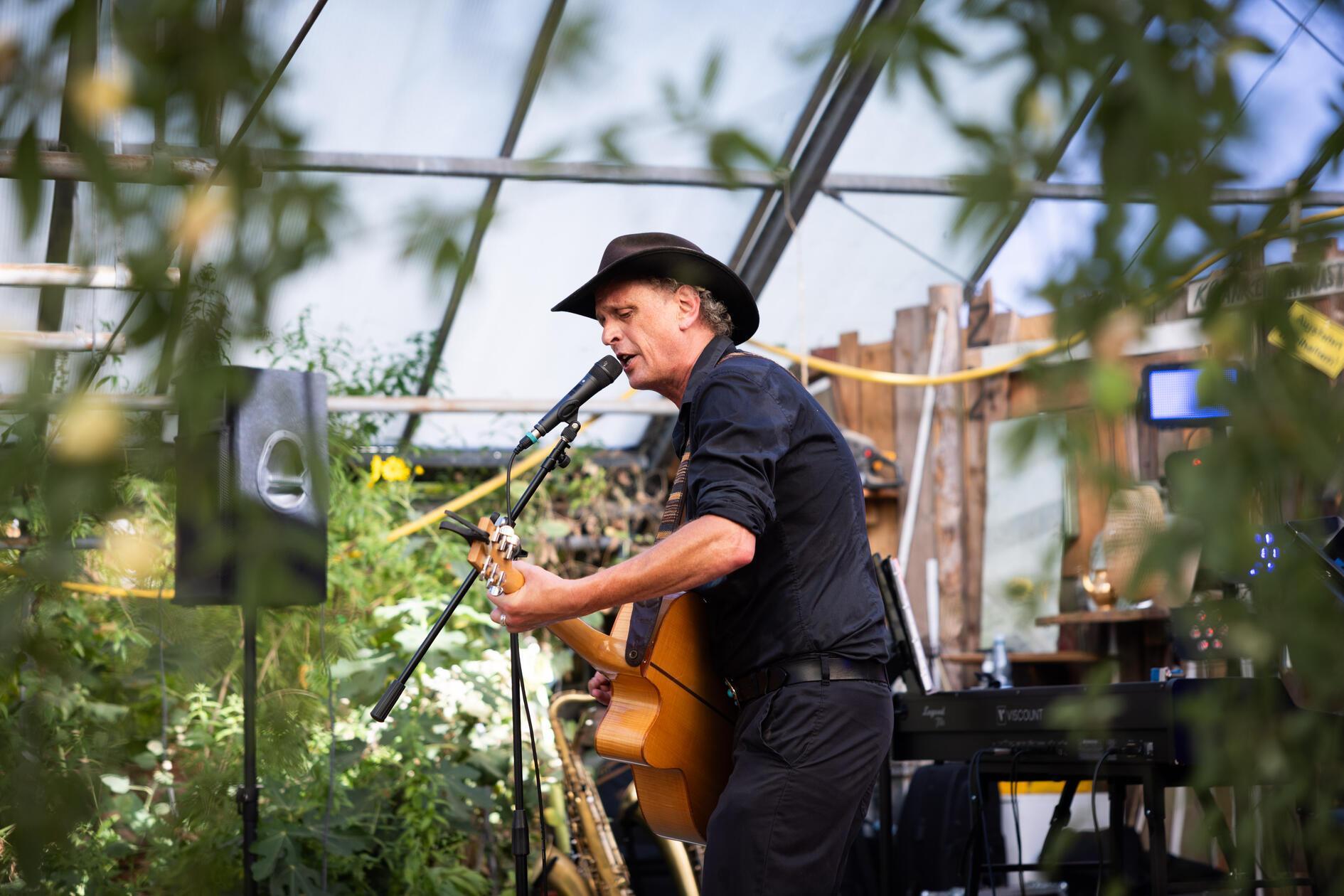 Die nächste Sing-In Gala im Kulturort Badstraße in Fürth steht am kommenden Sonntag an. Mäkkelä (Foto) und Folk's Worst Nightmare bitten ab 20 Uhr zum heiteren Rudelsingen. Wer dort auftreten möchte, meldet sich vorab bei den Veranstaltern per Mail. Eintritt frei.