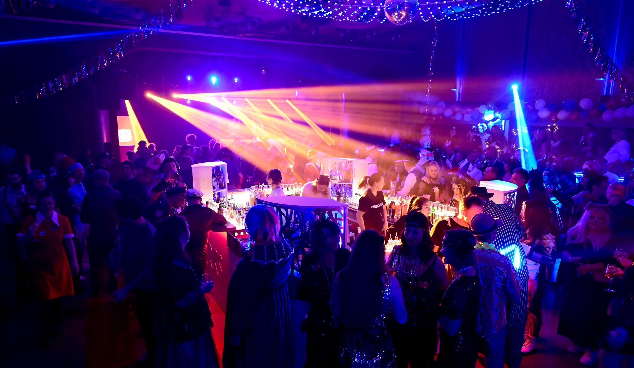 Das Parks im Nürnberger Stadtpark entwickelt sich während der Faschingshochzeit zum Hot Sport für Karnevalistinnen und Karnevalisten. Denn auch an Rosenmontag geht's hier auf einer großen Faschingsparty rund. Ab 20 Uhr kümmern sich diverse DJs und ein Live-Act um die zum Anlass passende Mucke.