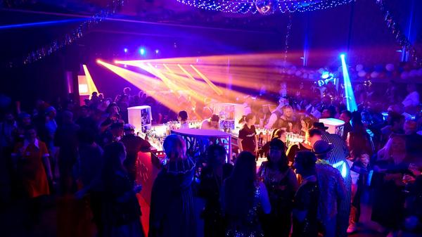 Das Parks im Nürnberger Stadtpark entwickelt sich während der Faschingshochzeit zum Hot Sport für Karnevalistinnen und Karnevalisten. Denn auch an Rosenmontag geht's hier auf einer großen Faschingsparty rund. Ab 20 Uhr kümmern sich diverse DJs und ein Live-Act um die zum Anlass passende Mucke.