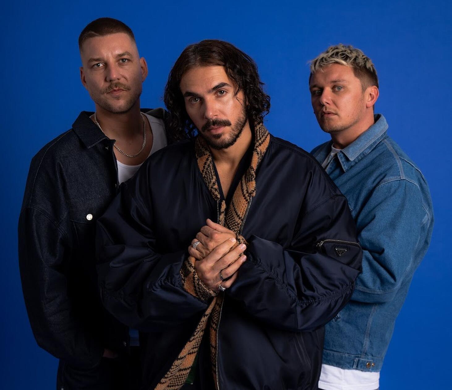 Die Band ClockClock fertigt formvollendeten Elektropop an. Gleich mit ihrer ersten Nummer landeten die drei Musiker im Radio. Wenig später folgte "Sorry" und damit der Sprung auf Platz eins der deutschen Airplaycharts. Am Montag stellen ClockClock die Songs ihres ersten Albums "Dreamer" im Nürnberger Löwensaal vor. Beginn: 20 Uhr.