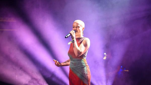 Die Sängerin Cara Rose befindet sich erneut auf Tour. Die Musikerin aus dem schottischen Glasgow erscheint am Dienstag auf der Bühne des Z-Bau. Ab 20 Uhr stellt die aufstrebende Songwriterin ihre kraftvollen Lieder in der Galerie vor.