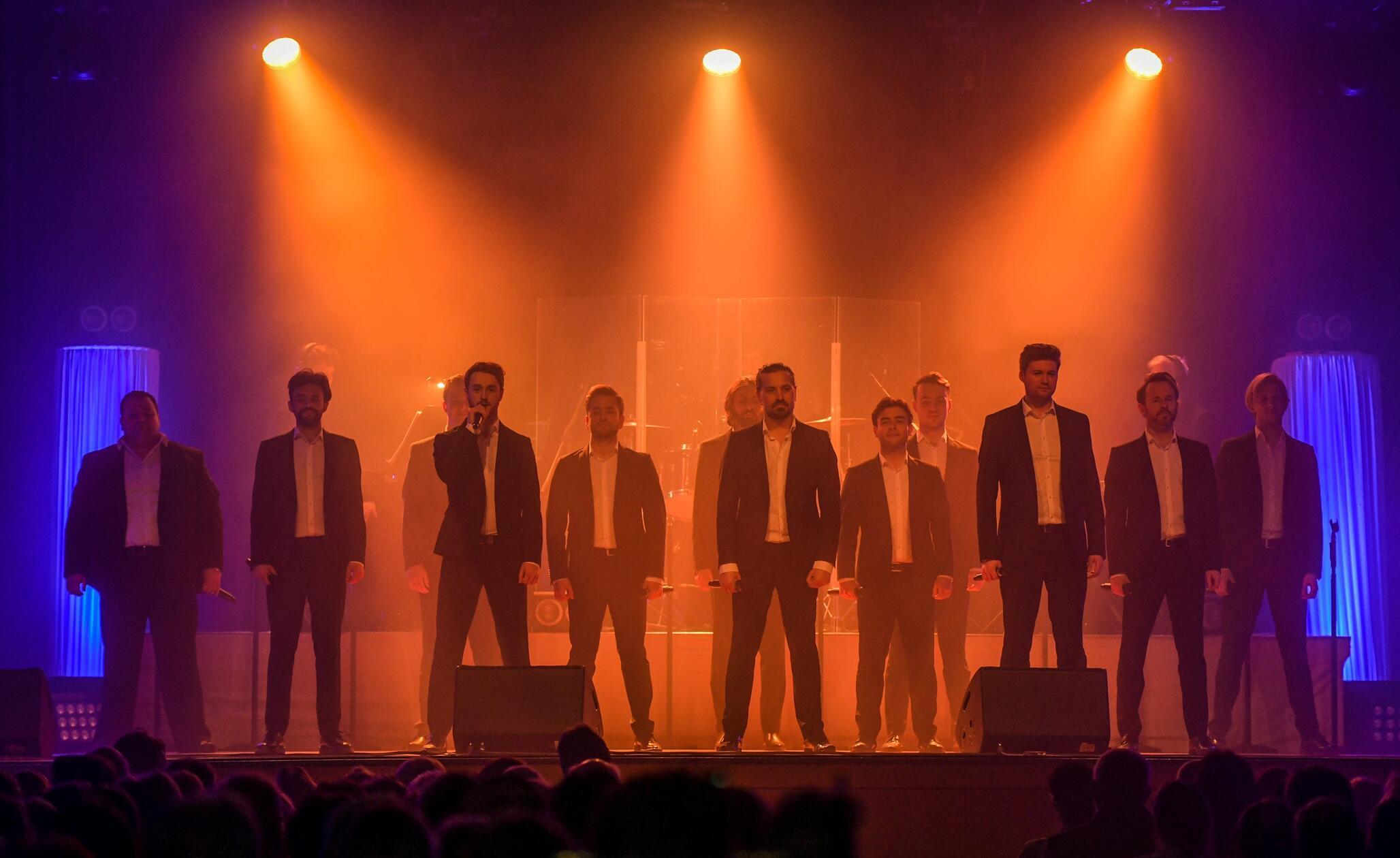 Sie verbinden Klassik mit Popmusik: The 12 Tenors. Die international gefeierte Vokalgruppe präsentiert bei ihren Auftritten einen abwechslungsreichen Mix aus klassischen Arien, bekannten Pop- und Rock-Hymnen. In ihrem aktuellen Programm „Songs of Eternity“ umgarnt die wohl berühmteste Tenorformation der Welt ihr Publikum einmal mehr mit den ikonischsten Liedern der Musikhistorie.