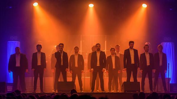 Sie verbinden Klassik mit Popmusik: The 12 Tenors. Die international gefeierte Vokalgruppe präsentiert bei ihren Auftritten einen abwechslungsreichen Mix aus klassischen Arien, bekannten Pop- und Rock-Hymnen. In ihrem aktuellen Programm „Songs of Eternity“ umgarnt die wohl berühmteste Tenorformation der Welt ihr Publikum einmal mehr mit den ikonischsten Liedern der Musikhistorie.