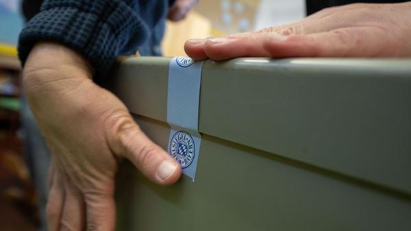 Eine Wahlurne wird mit einem Wahlsiegel des Freist