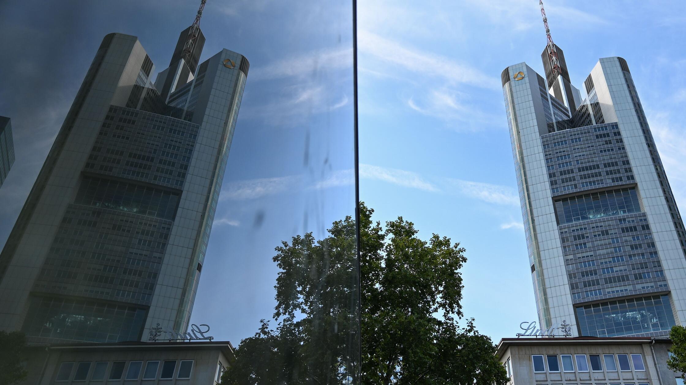 Die Zentrale der Commerzbank spiegelt sich in eine